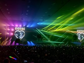 Ein dunkler Raum voll feiernder Menschen