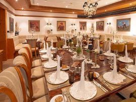 Eleganter Restaurantbereich mit gedeckten Tischen.
