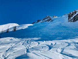 Abfahrtsspuren im Schnee Schöberspitze