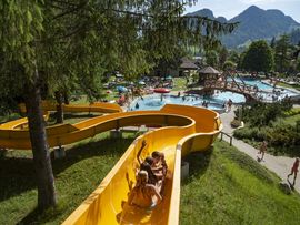 Rutschenspaß und Abenteuer im Erlebnis-Waldschwimmbad Kössen im Kaiserwinkl in Tirol - freizeit-tirol.at