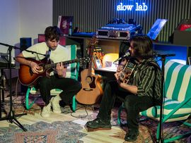 Gitarristen in einem gemütlichen Ambiente