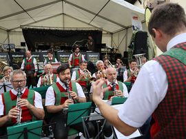 Musikkapelle beim Telfer Dorffest