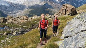 Zwei Wanderer in den Bergen