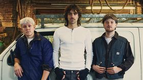 Drei Jungs stehen vor einem weißen Sprinter