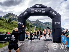 Teilnehmer bei Torbogen beim Xletix im Kühtai