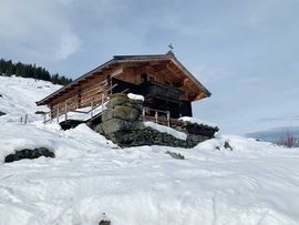 Almhütte in Winterlandschaft am Steinberg