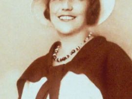 Frau in altertümlichem Kleidungsstil lächelt