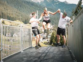 Mehrere Läufer auf Brücke beim Arlberger Wadlbeisser