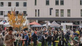 viele Marktstände mit Leuten