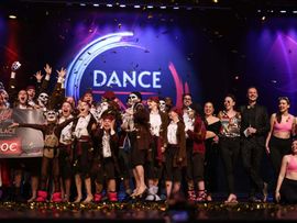 Tanzgruppe auf Bühne