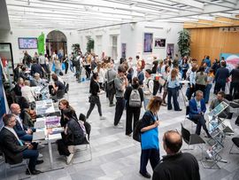 Halle voller Menschen bei der Gründungsmesse