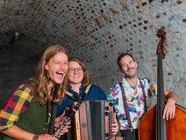Tschejefem, Johanna Dumfahrt und Musikanten