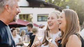Lachende Menschen beim Weinfest in Kufstein