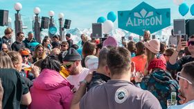 Viele Menschen vor Bühne auf Berg beim Feiern