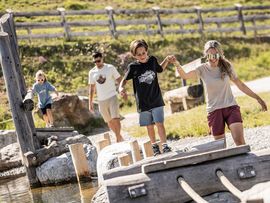 Kinder beim Brunnen der Serleslifte Mieders