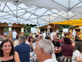 Besucher beim Weinfest in Schwaz