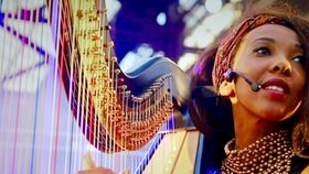 Harfenspielerin auf einer Musikveranstaltung 