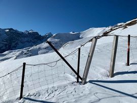 Berglandschaft im Winter mit Zaun