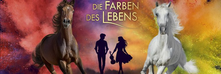 Zwei galoppierende Pferde und dazwischen ein junges Paar