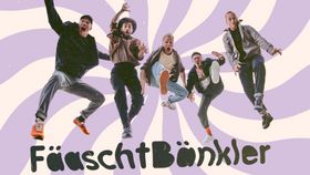 fünf Männer in der Mitte eines gestreiften Werbeplakats