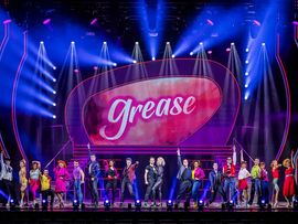 Hauptbühne mit Tänzern bei Musical Grease