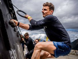 Teilnehmer beim Klettern beim Xletix im Kühtai