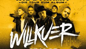 Bandfoto vor gelb-schwarzem Hintergrund: fünf Männer stehen nebeneinander, vorne ein Sänger mit Hut; darüber und groß im Vordergrund der Schriftzug „Willkuer“.