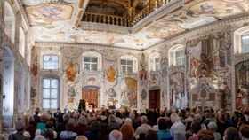 Ein altertümlicher Saal voller Menschen