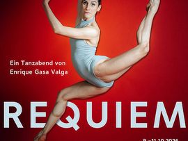 Plakat für den Tanzabend „Mozart Requiem“ der Enrique Gasa Valga Dance Company mit einer Tänzerin in grauem Tanzanzug vor rotem Hintergrund. Der Tanzabend findet vom 9. bis 11. Oktober 2026 im SZentrum Schwaz statt.