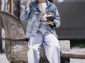 Ein Kind isst Kaiserschmarrn