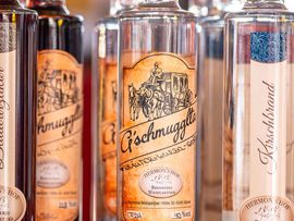 verschiedene Schnapsflaschen auf dem Schmugglerfest Kaiserwinkl