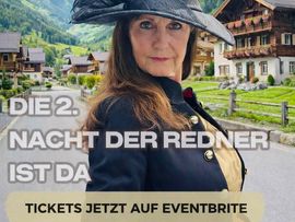 Eine Frau mit schwarzem Hut und elegantem Outfit vor einer alpinen Dorfkulisse wirbt für die zweite „Nacht der Redner“.