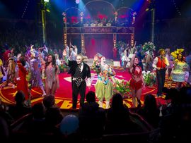 Circus Roncalli Artisten posieren vor Publikum