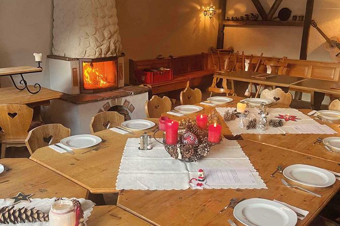 Großer gedeckter Tisch und Ofen im Hintergrund