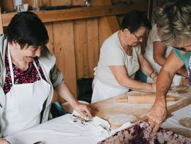3 ältere Frau die zusammen backen