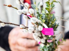 kleiner Blumenstrauß in Hand