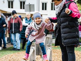 Besucher vor Ständen am Herbstmarkt Reutte