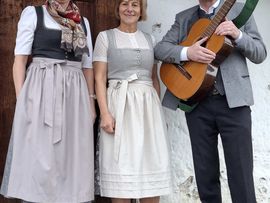 Eine Gruppe an Volksmusikanten auf einer Hütte