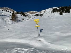 Schneelandschaft mir Wegschild Rötenspitze