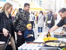 eine Familie bei einem Stand in Schwaz