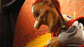 Kasperl Marionettenfigur vor Bühne