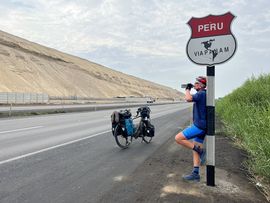 Thomas Widerin an einer Bushaltestelle in Peru