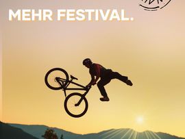 Mountainbiker macht einen Stunt in der Luft