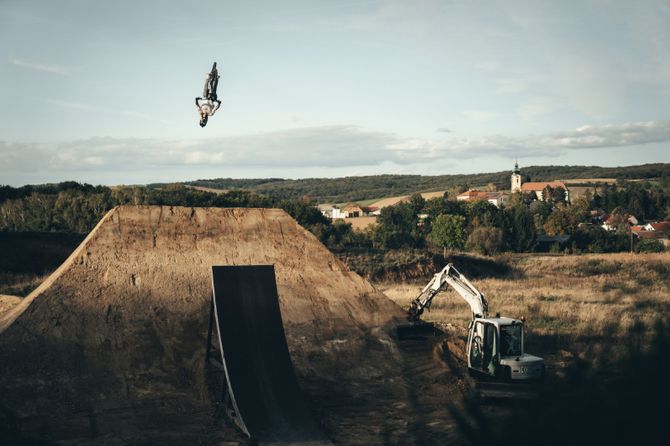 Mann springt mit einem Mountainbike durch die Luft
