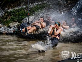 Teilnehmer im Wasser beim Xletix im Kühtai