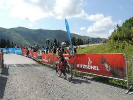 Fahrer kommt ins Ziel beim MTB Rennen auf das Kitzbüheler Horn