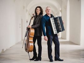 Klaus Paier & Asja Valcic mit Musikinstrumenten
