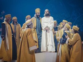 Die Jünger und Jesus auf der Bühne in Erl