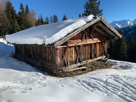 Hütte im Winter am Weg zur Rötenspitze