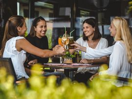 Frauen die mit einem Glas anstoßen